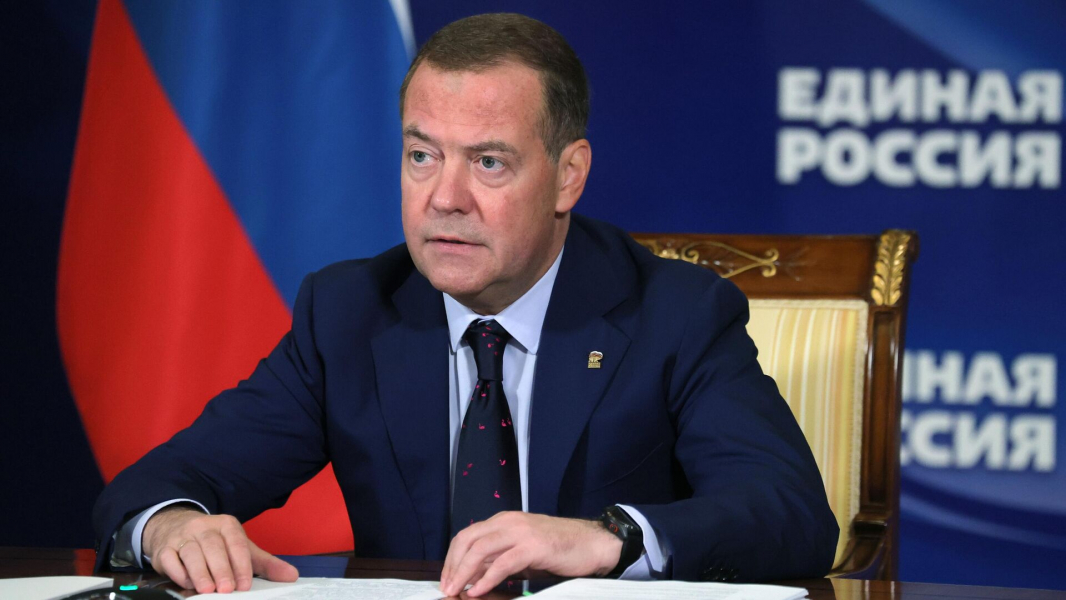 Медведев: каждую неделю проходят совещания по комплектованию ВС контрактниками