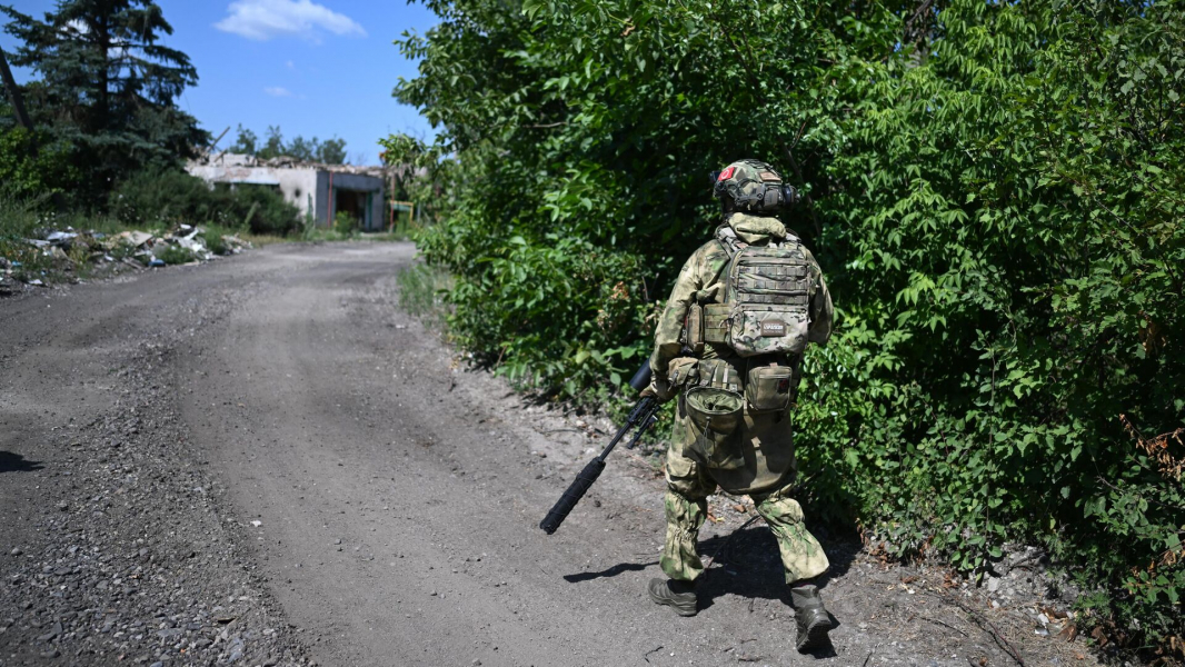 Российские снайперы в Курской области уничтожают передвигающуюся технику ВСУ